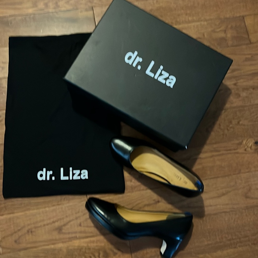 Dr. Liza pump black orthopedic heel size 5M.